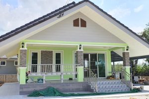 บ้านคสล.ชั้นเดียว หลังคาจั่ว โทนสีเขียว-ขาว แต่งหินสีเทา พื้นที่ใช้สอย 91 ตร.ม. งบประมาณ 9.5 แสนบาท